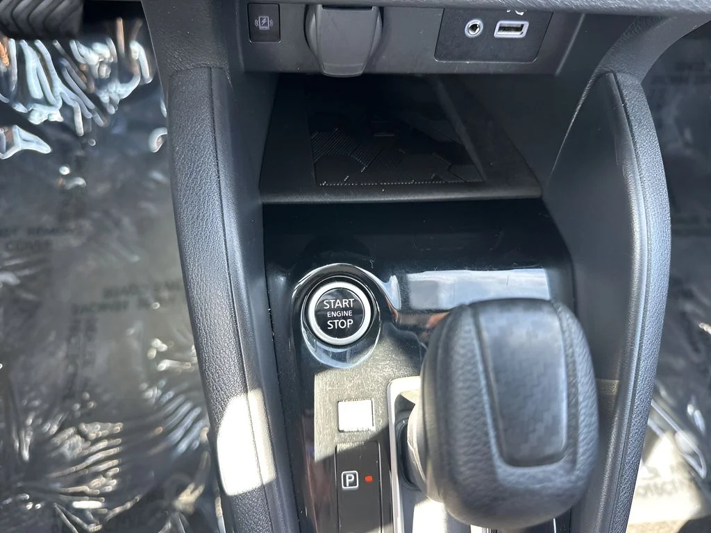 Used 2025 Silver Nissan 1.6 SV image 19