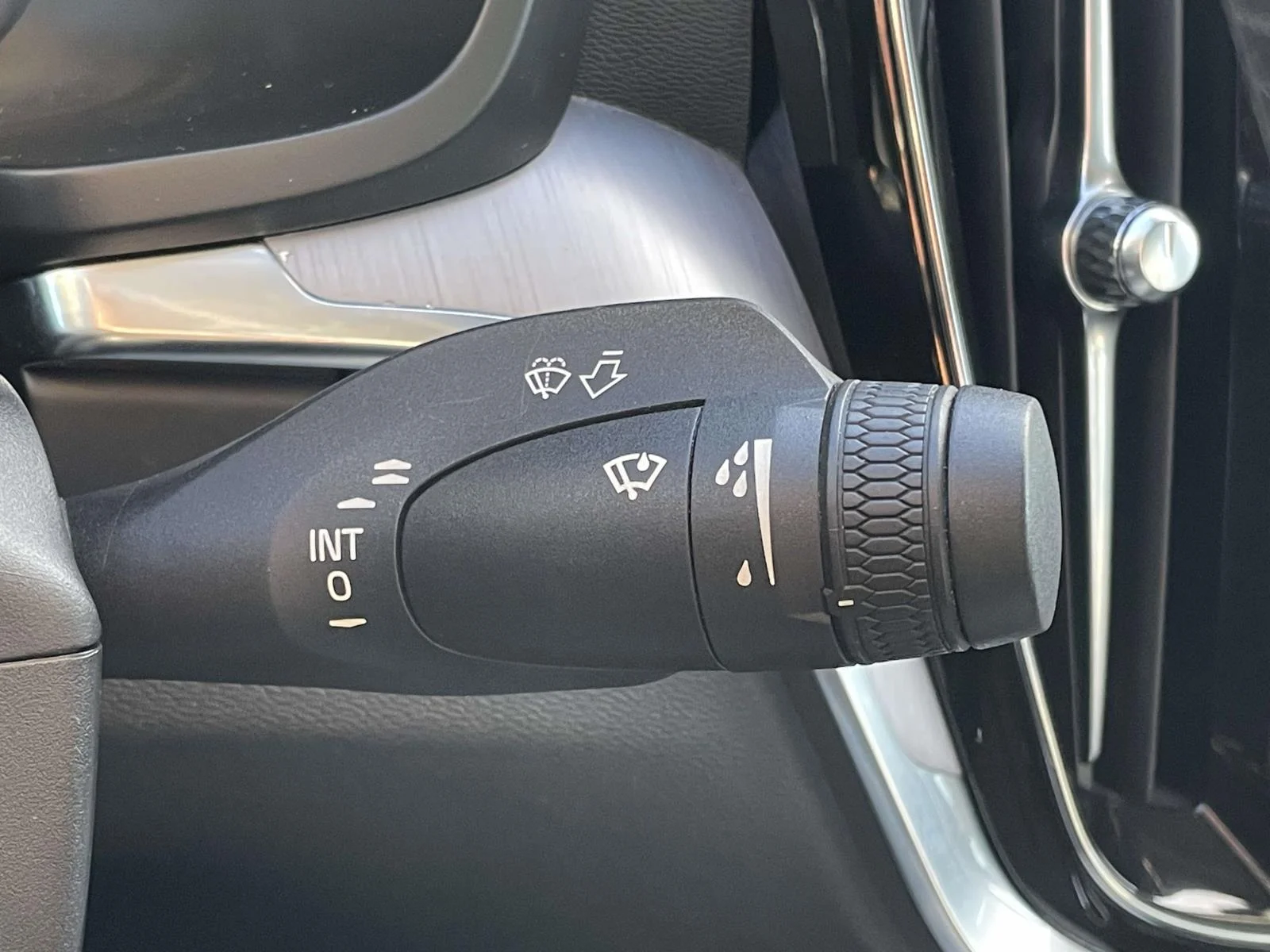 Used 2020 Black Stone Volvo Momentum image 13