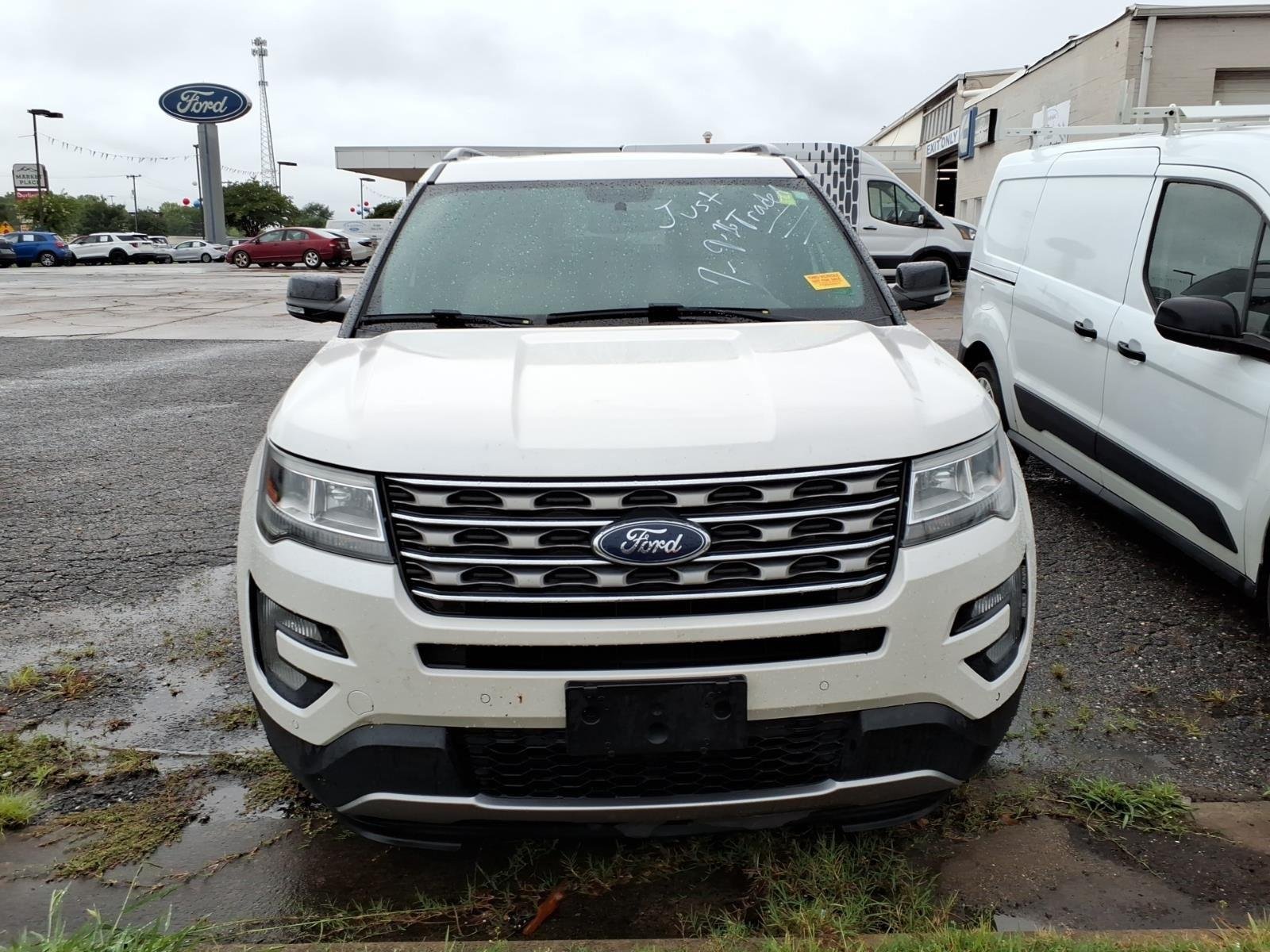 Used 2017 White Platinum Metallic Tri-Coat Ford XLT image 2