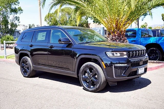New 2026 Diamond Black Crystal Pearl-Coat Exterior Paint Jeep Limited image 6