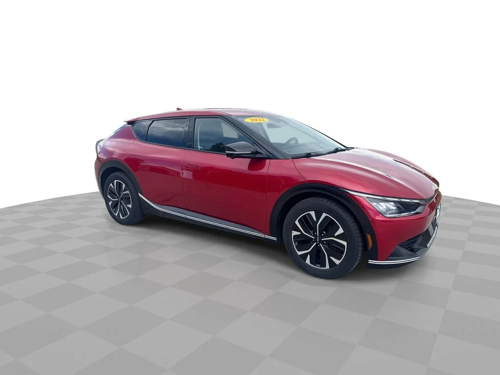 Used 2022 Red Kia Wind image 2