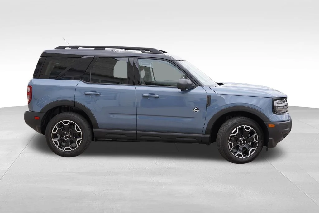 Used 2025 Azure Gray Metallic Ford Outer Banks image 3