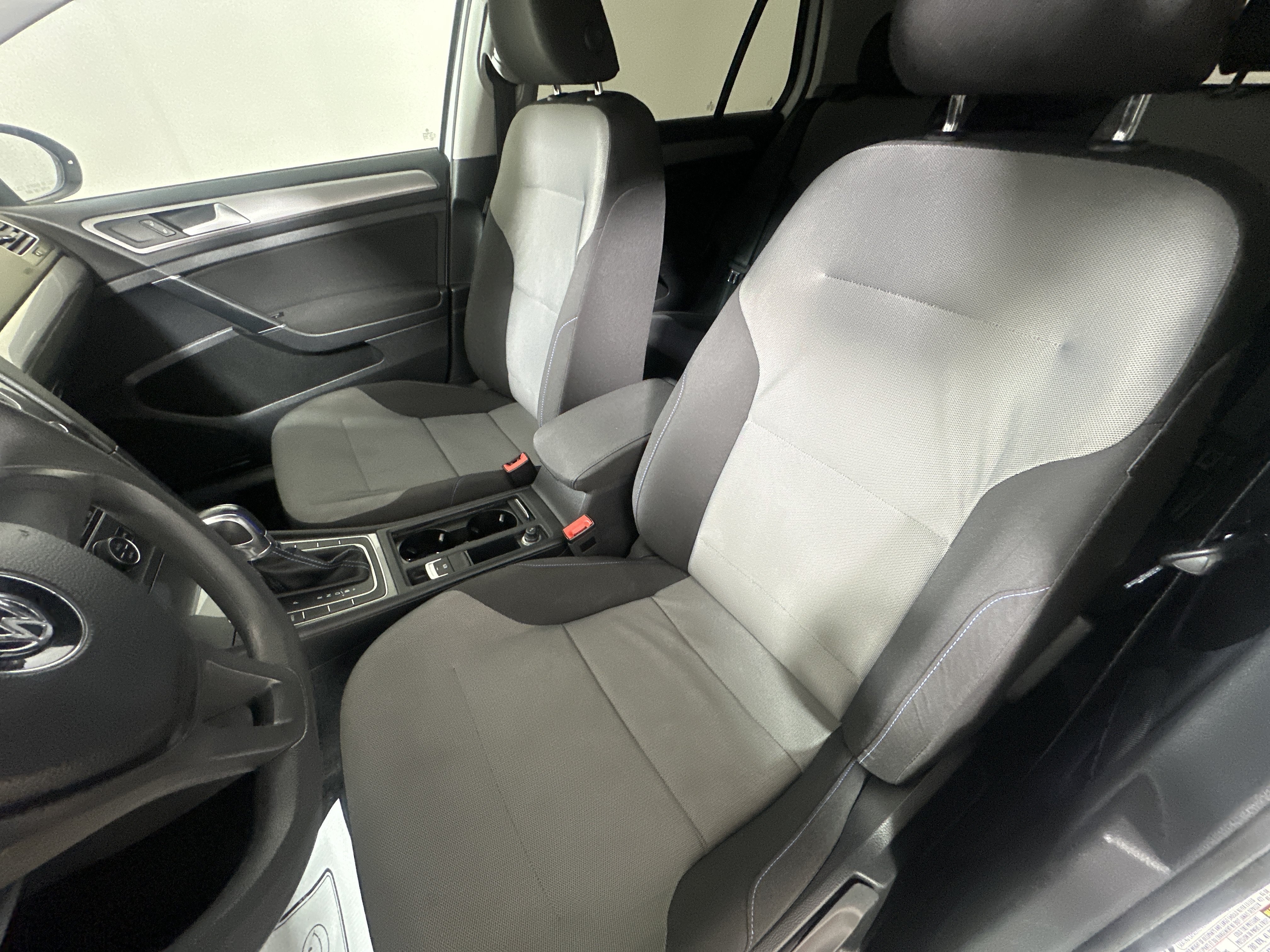 Used 2016 White Volkswagen SE image 9