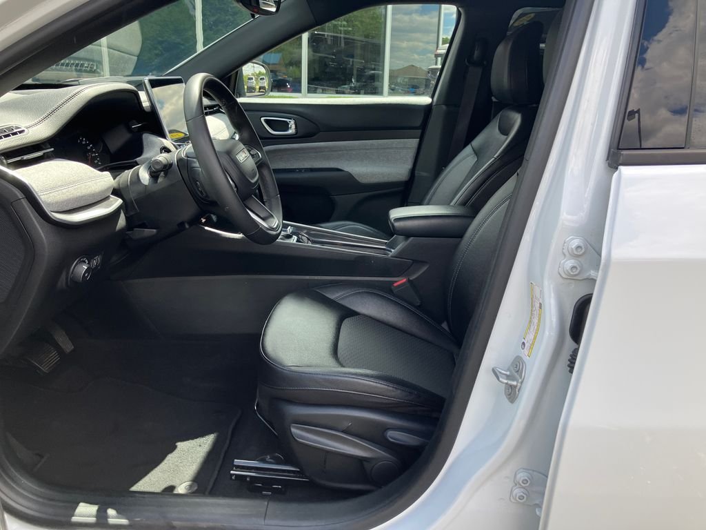 Used 2024 White/off-white Jeep Latitude image 11