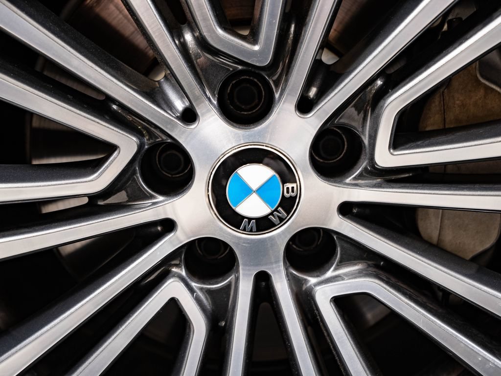 Used 2019 Black Sapphire Metallic BMW 540i image 8