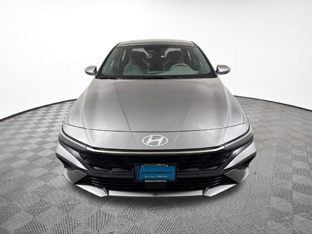 Used 2025 Gray Hyundai SEL Convenience image 3