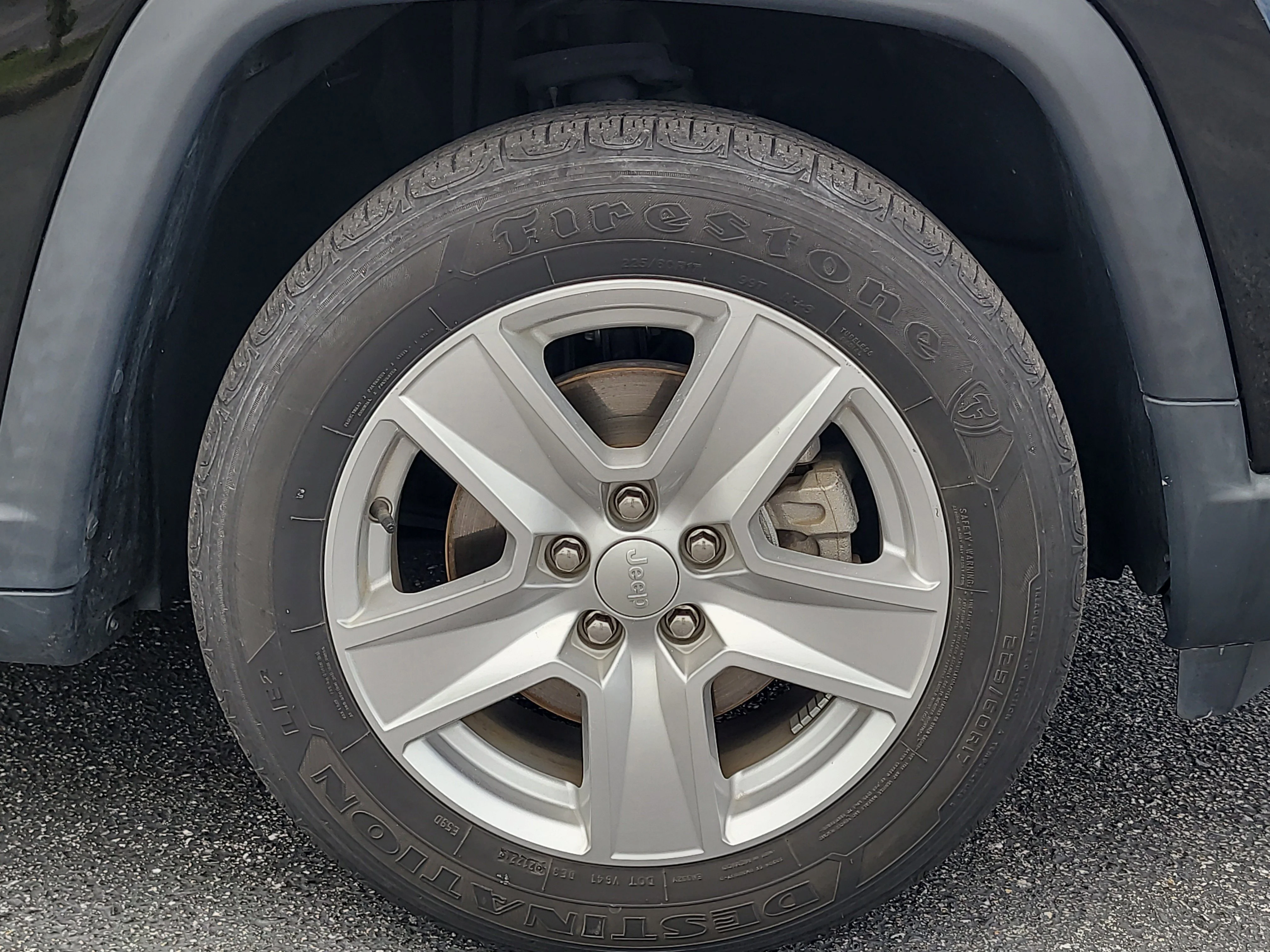 Used 2022 Diamond Black Crystal Pearlcoat Jeep Latitude image 9