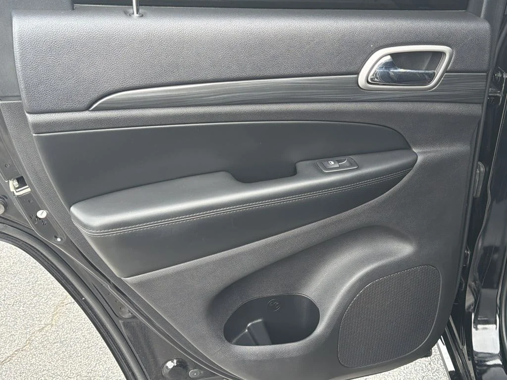 Used 2019 Black Jeep Altitude image 16