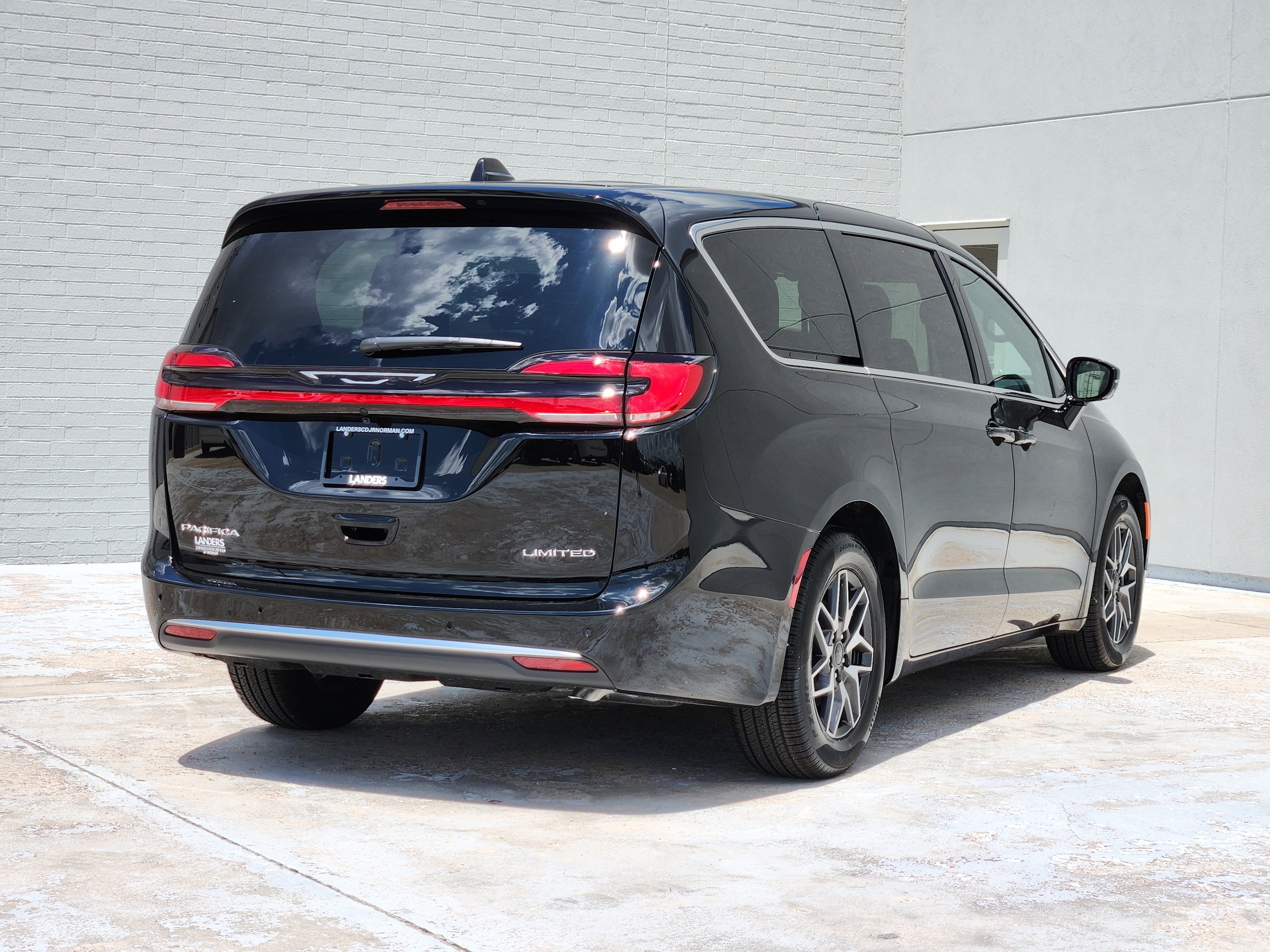 New 2027 Diamond Black Crystal Pearl-Coat Exterior Paint Chrysler Limited image 4