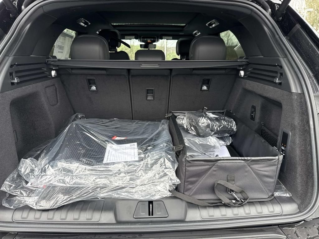 New 2026 Carpathian Grey Land Rover SE image 15