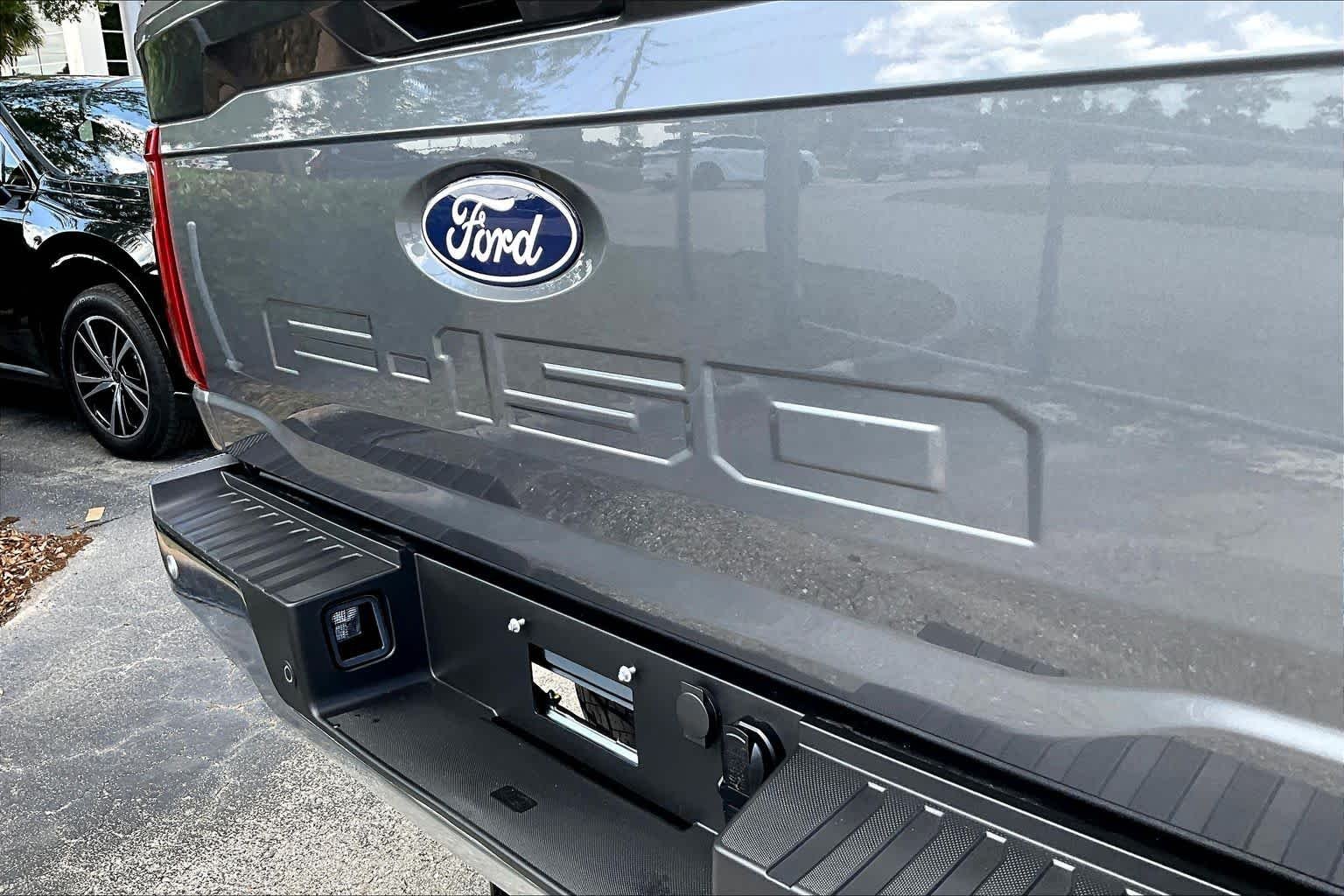 Used 2025 Carbonized Gray Metallic Ford LARIAT image 17