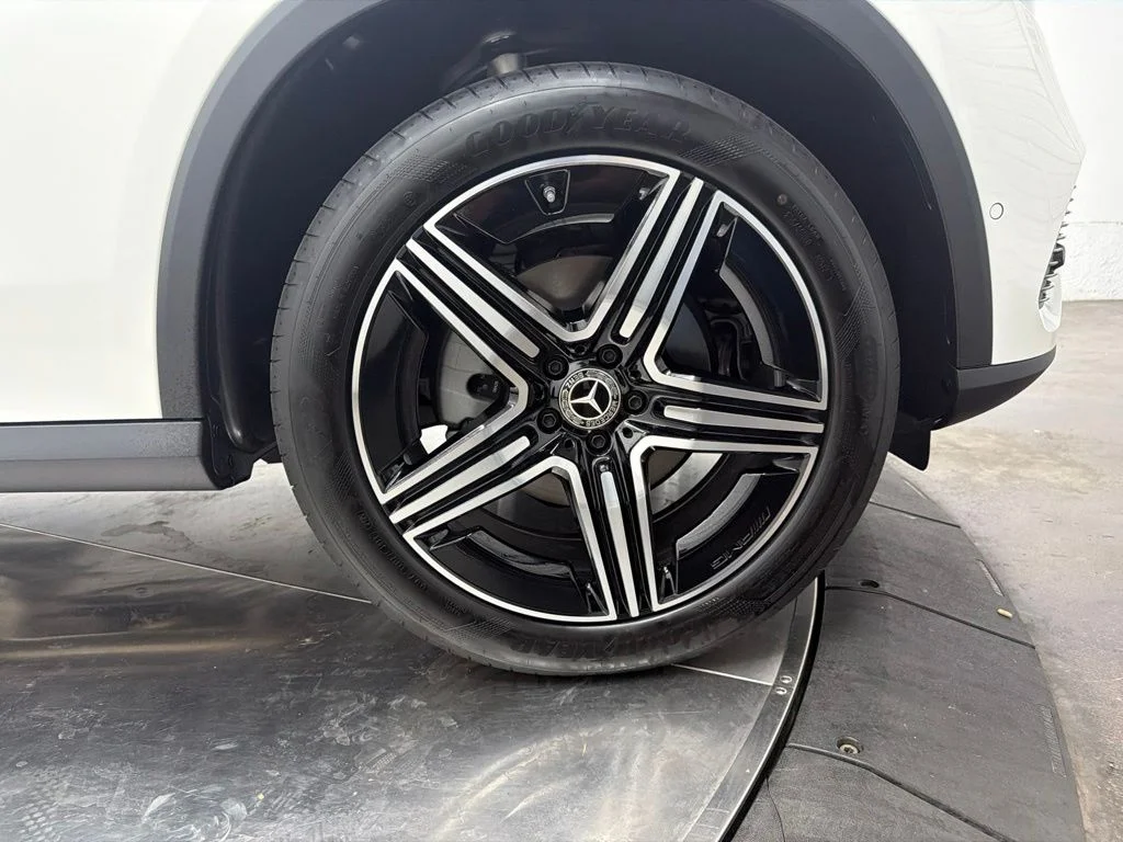 New 2027 White Mercedes-Benz GLC 300 image 9