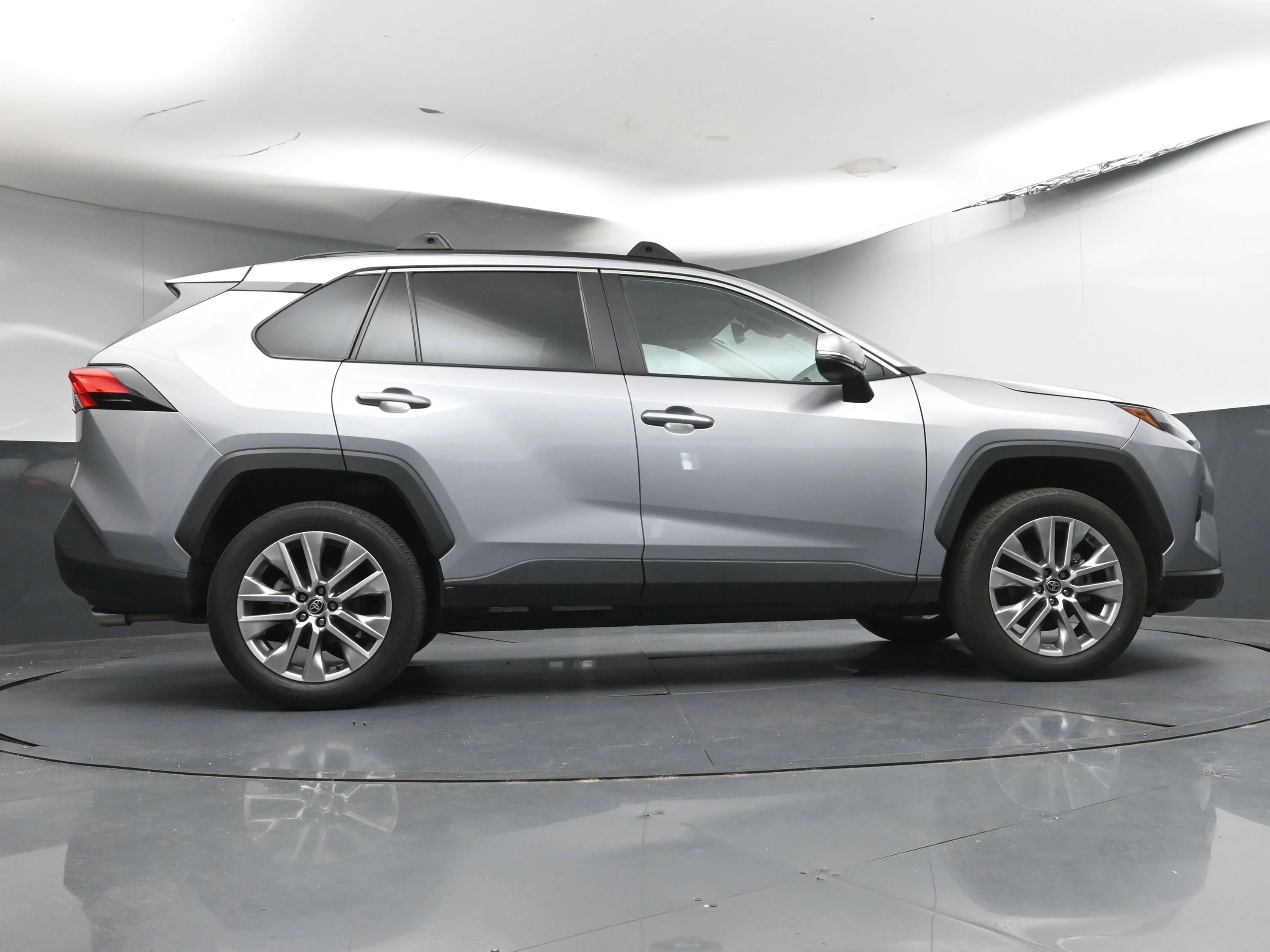 Used 2022 Silver Sky Metallic Toyota XLE Premium image 26