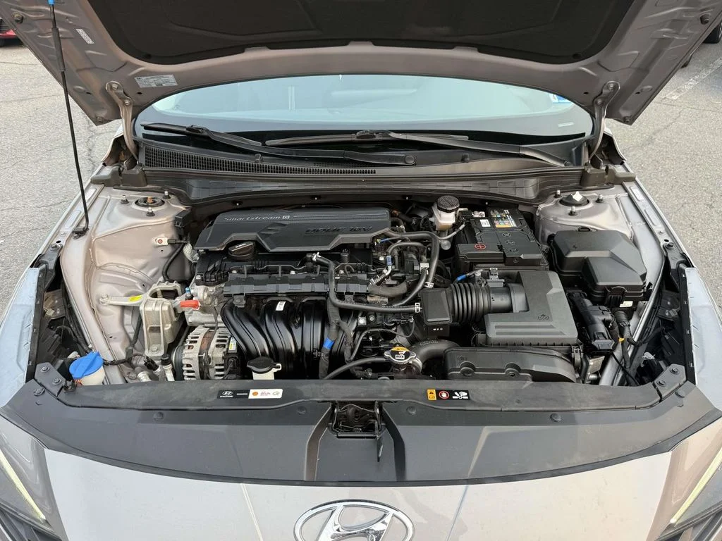 Used 2023  Hyundai SE image 12