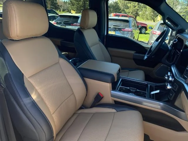 New 2026 Oxford White Ford F-450® LARIAT® image 15