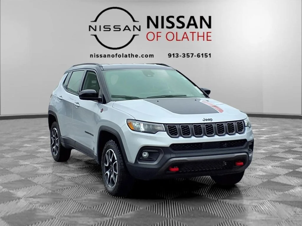 Used 2025 Silver Jeep Trailhawk image 30