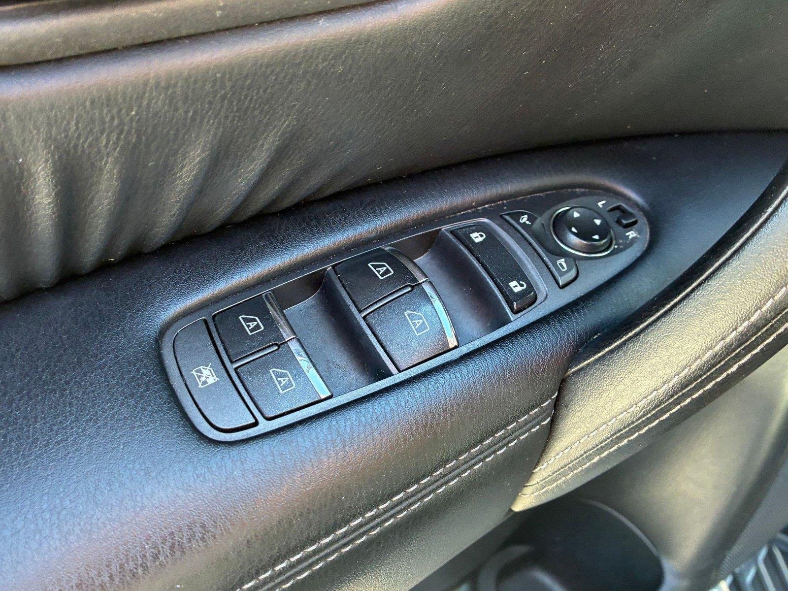 Used 2020 Super Black Nissan SL image 13