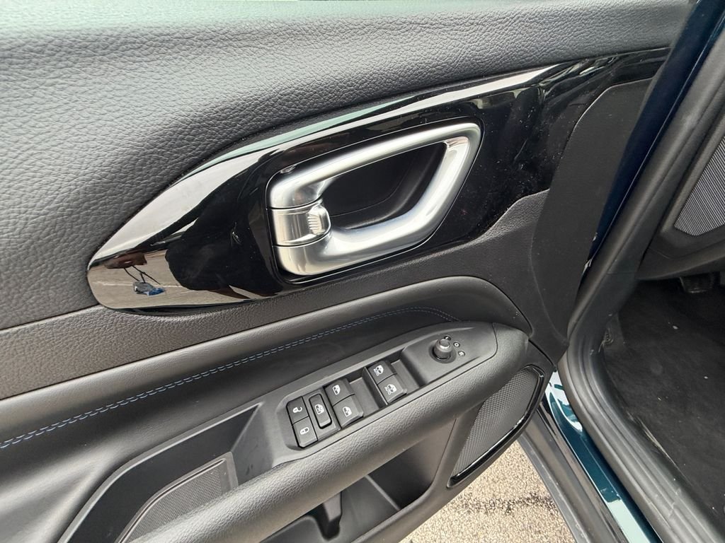 New 2026 Fathom Blue Pearl-Coat Exterior Paint Jeep Latitude image 11