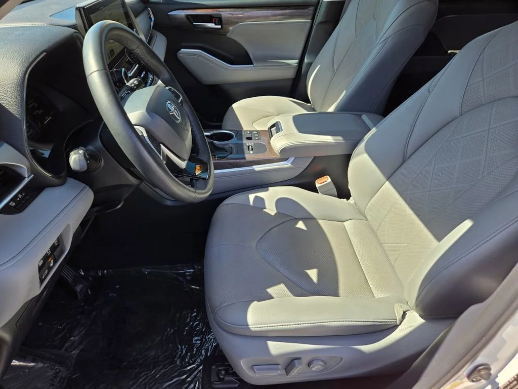 Used 2024 Wind Chill Pearl Toyota LE image 10
