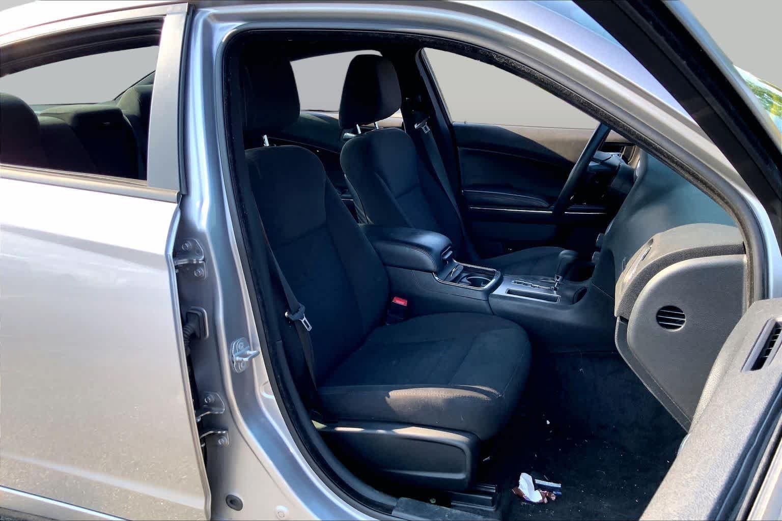 Used 2014 Billet Silver Metallic Clearcoat Dodge SE image 9