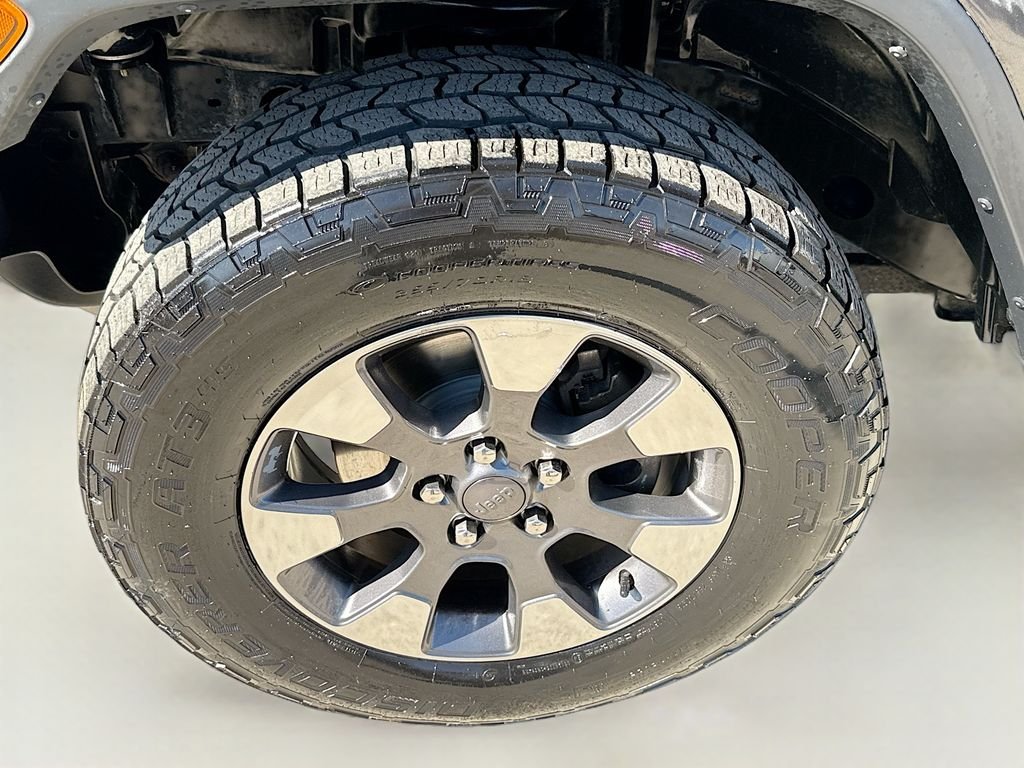Used 2018 Granite Crystal Metallic Clearcoat Jeep Sahara image 31