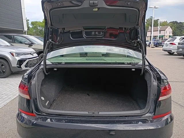Used 2020 Black Volkswagen 2.0T SE image 9