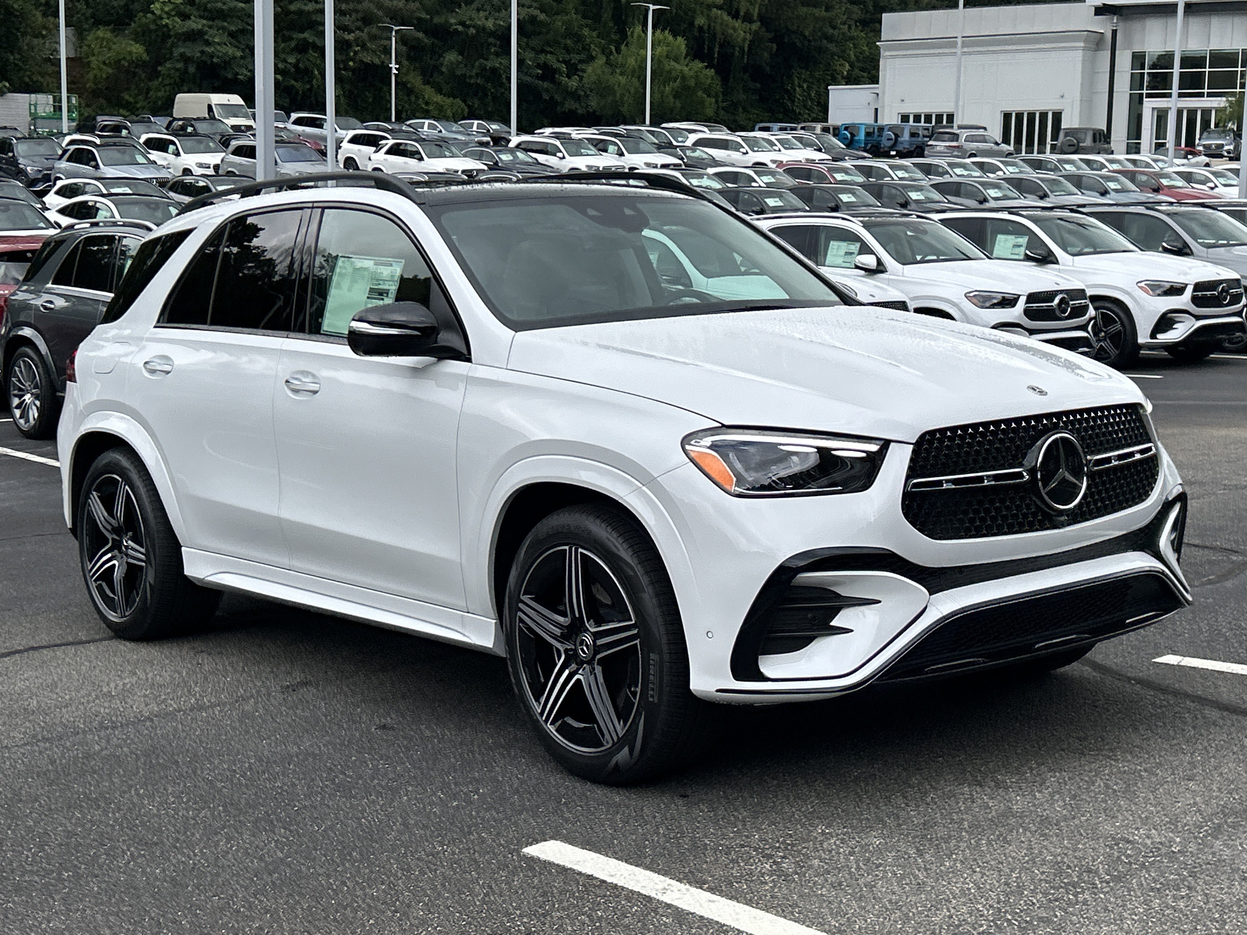 New 2026 MANUFAKTUR Moonlight White Metallic Mercedes-Benz GLE 450 4MATIC® SUV image 4