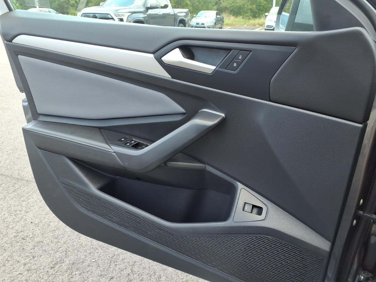 Used 2025  Volkswagen SE image 27