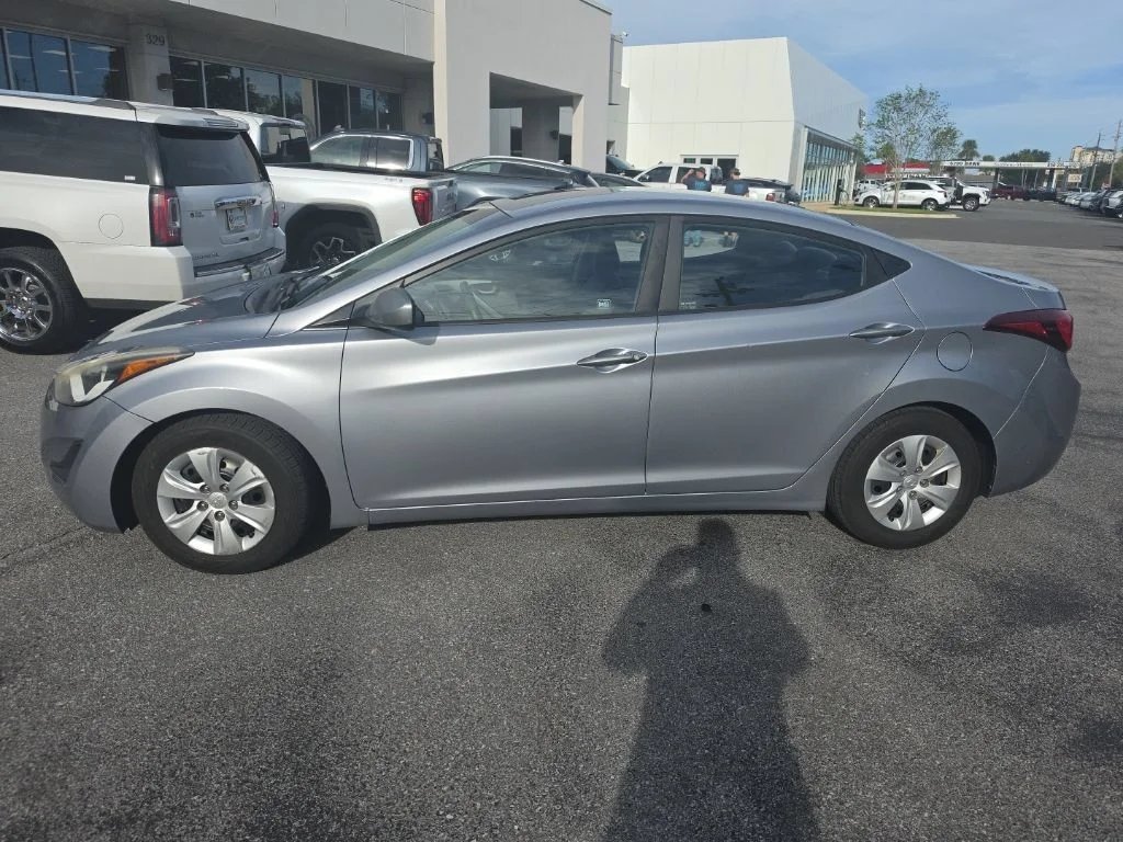 Used 2016 Gray Hyundai SE image 2