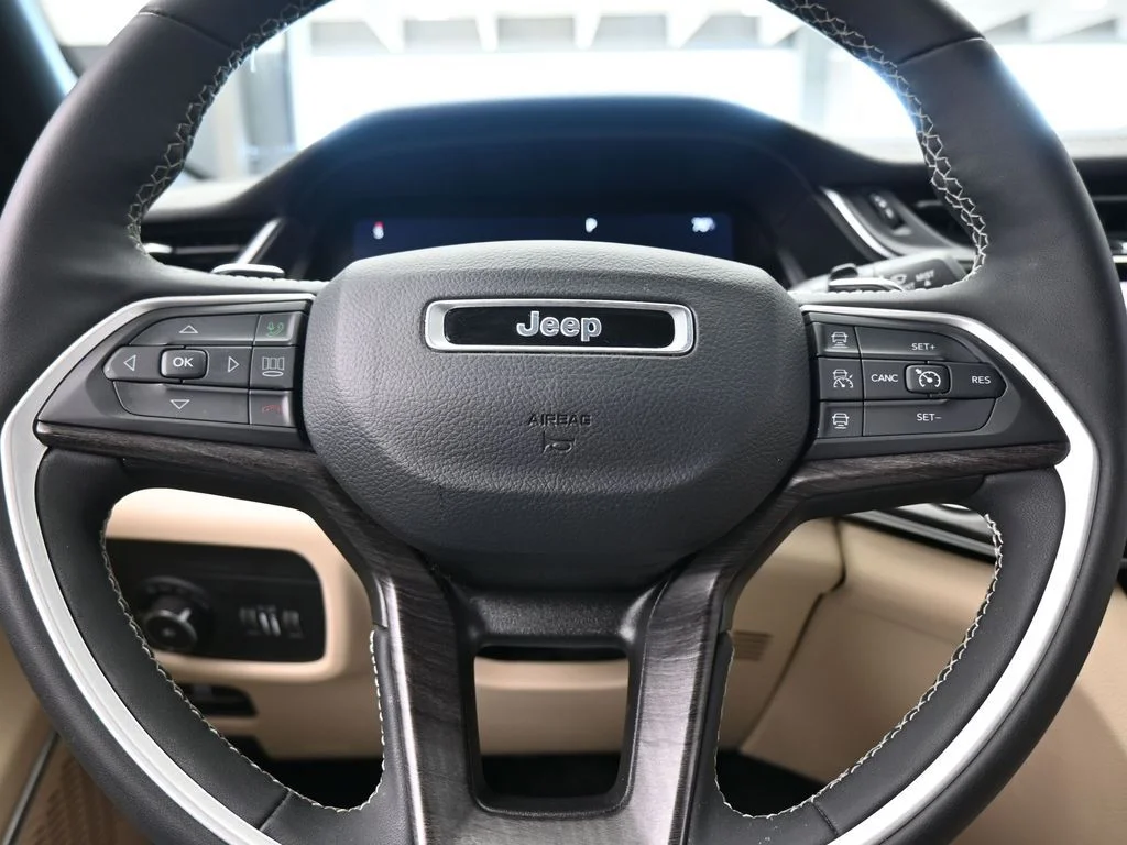 Used 2023 Baltic Gray Metallic Clearcoat Jeep Limited image 30