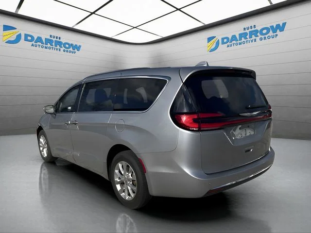 Used 2021 Silver Chrysler Touring L image 3