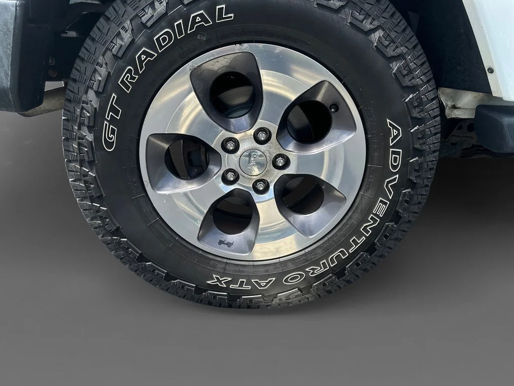 Used 2016 White Jeep Sahara image 10