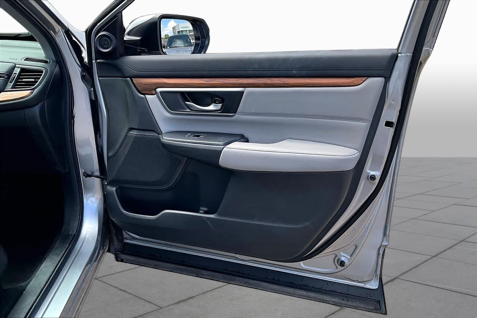 Used 2020 Lunar Silver Metallic Honda Touring image 19