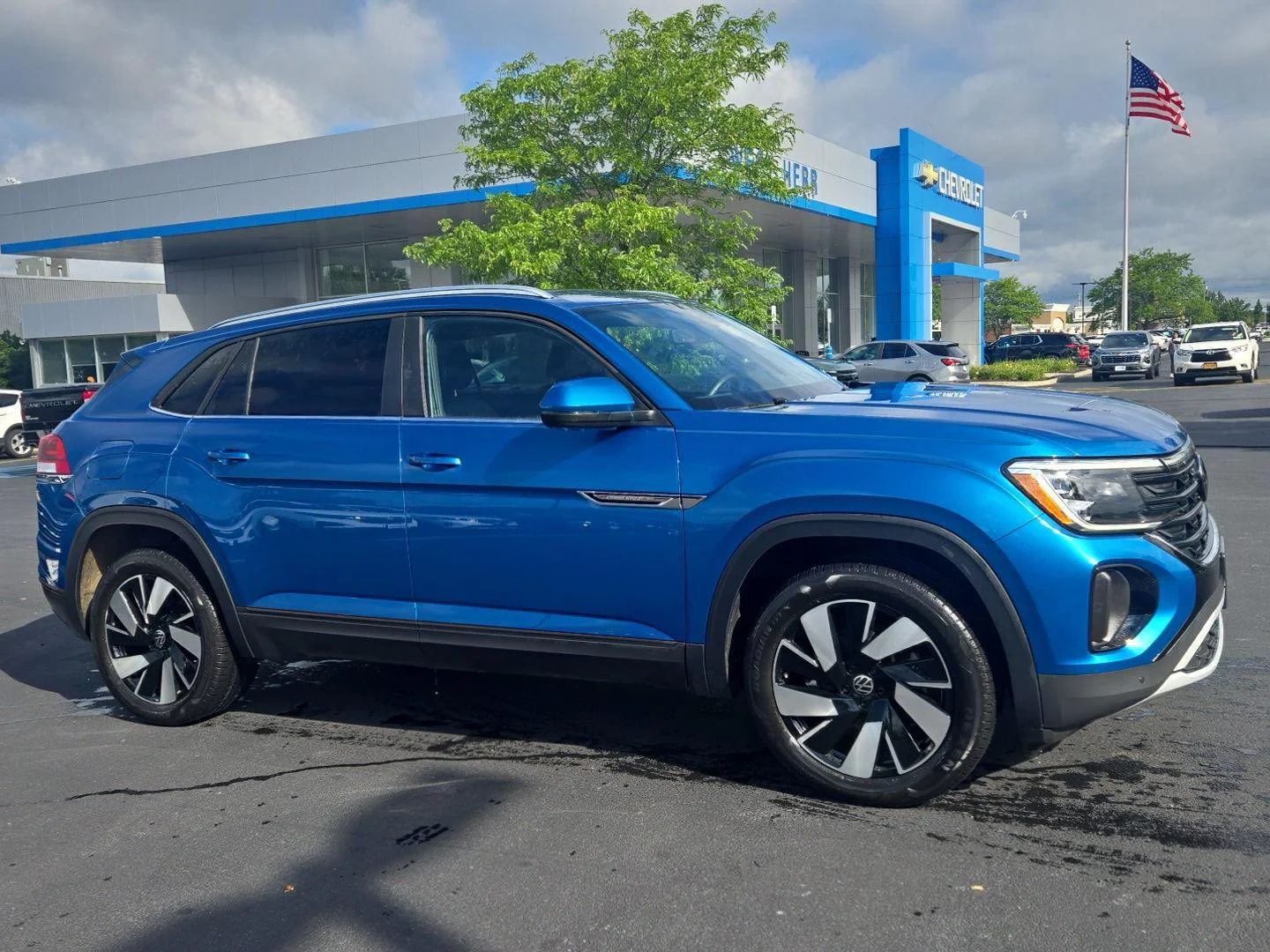 Pre-Owned 2024 Volkswagen Atlas Cross Sport 2.0T SE w/Technology