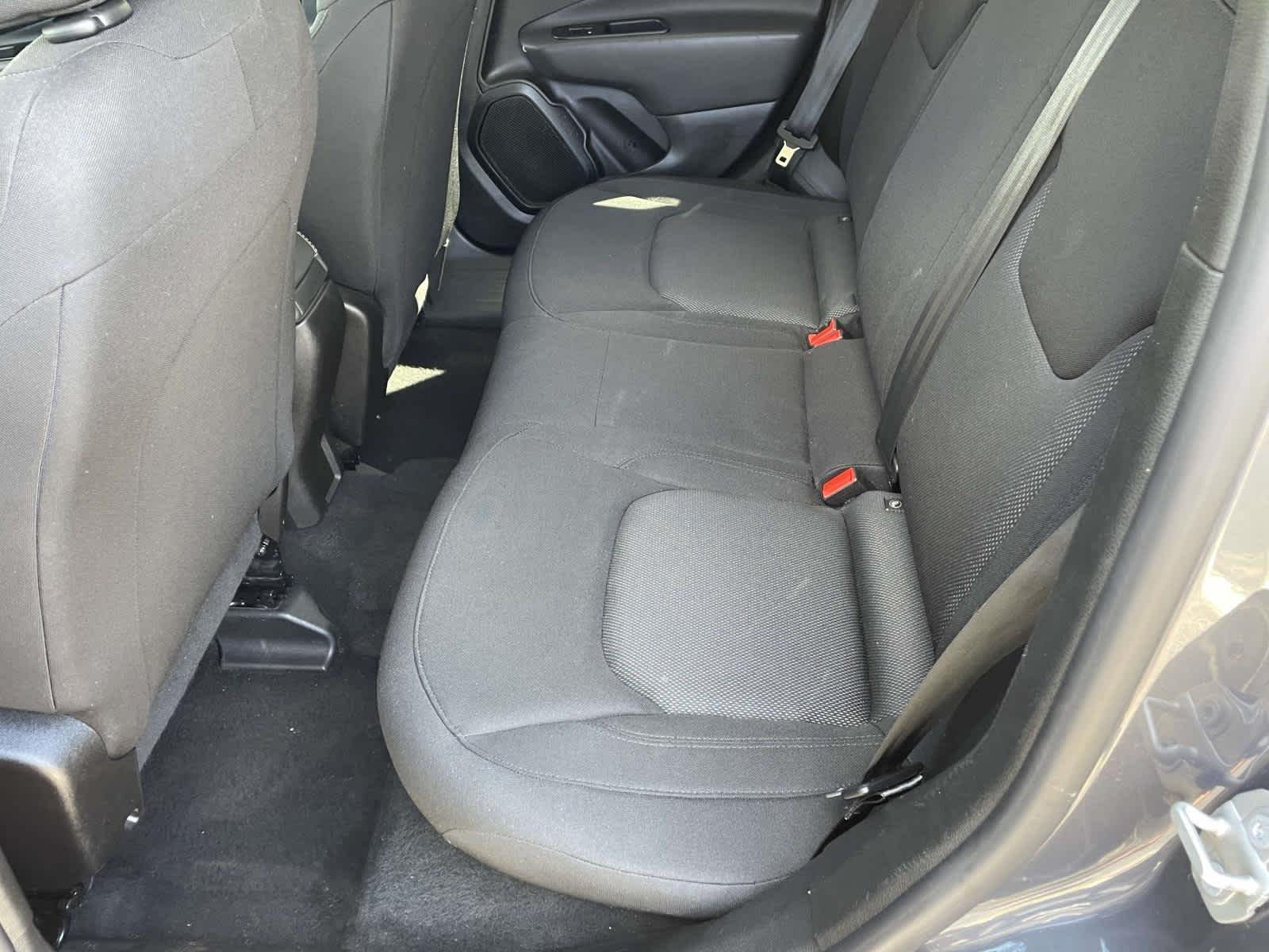 Used 2023 Gry/grey Jeep Latitude image 23