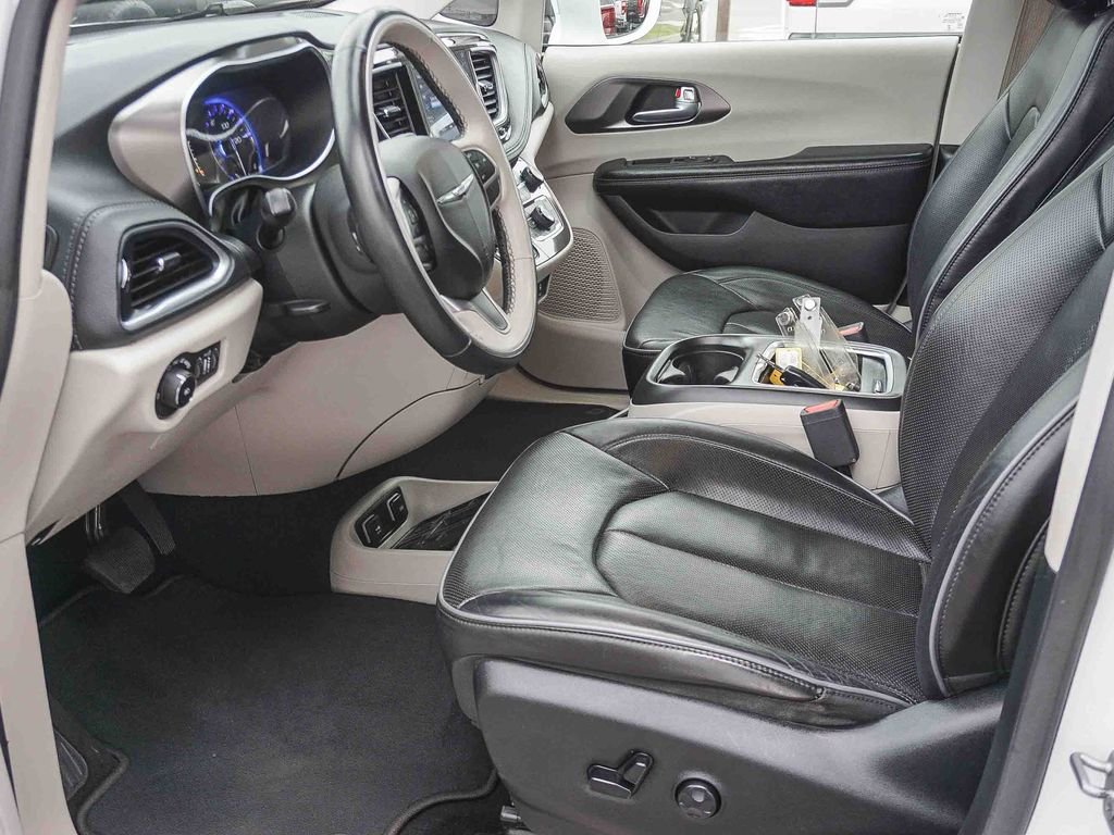 Used 2018 White Chrysler Limited image 18