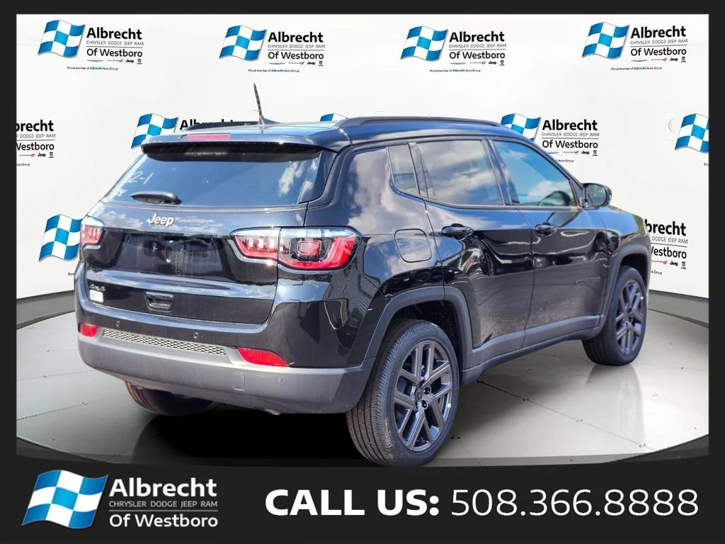 New 2026 Diamond Black Crystal Pearl-Coat Exterior Paint Jeep Limited image 5