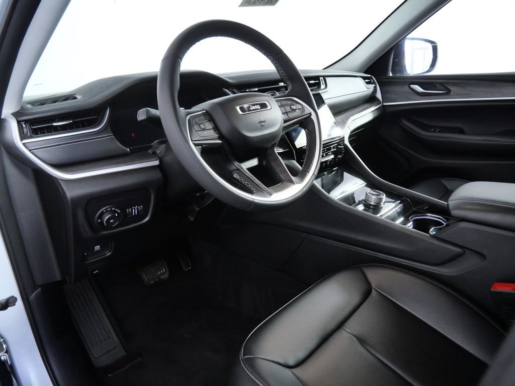 Used 2023 Silver Jeep Limited image 15