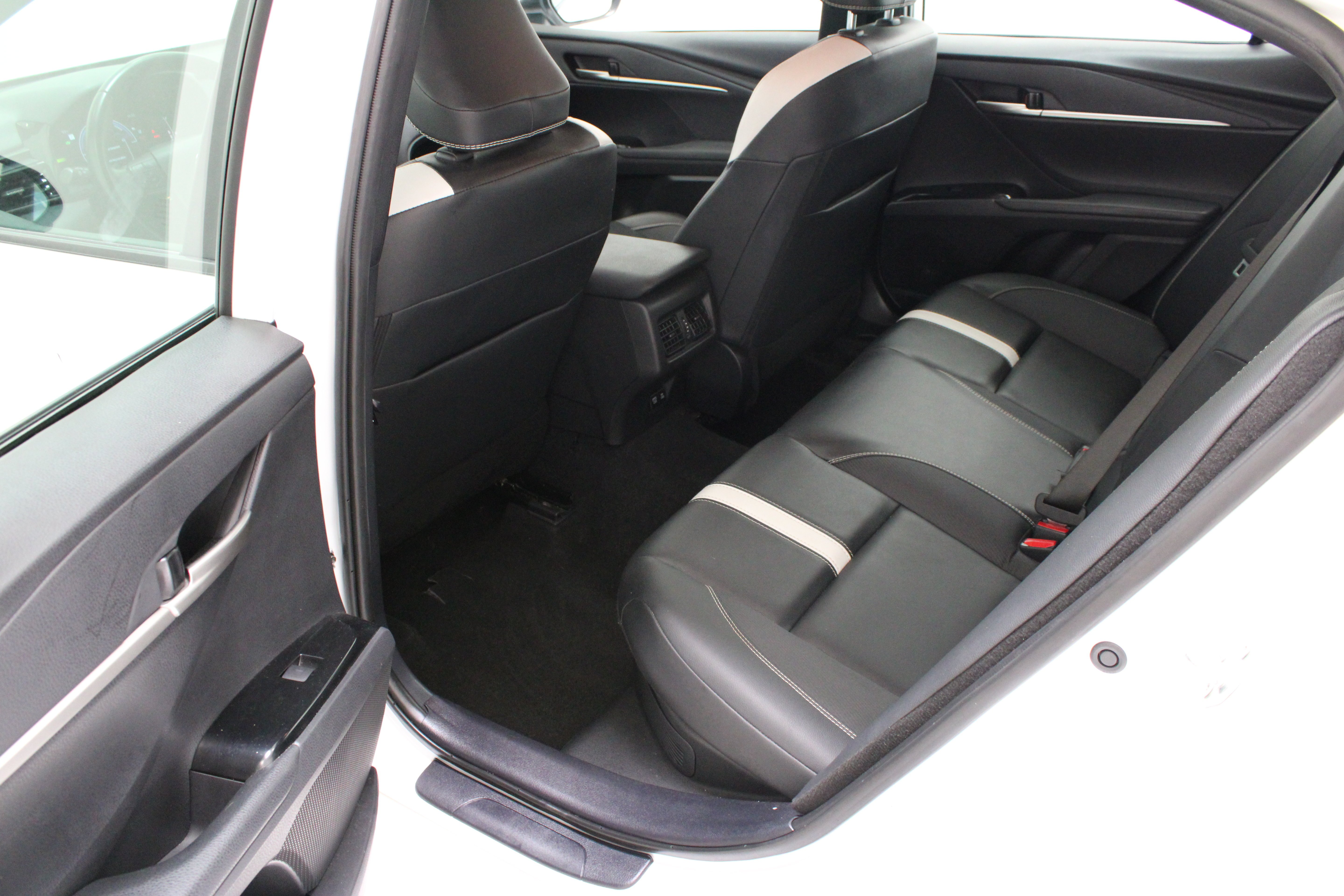 Used 2025 BLIZZARD PEARL Toyota SE image 27