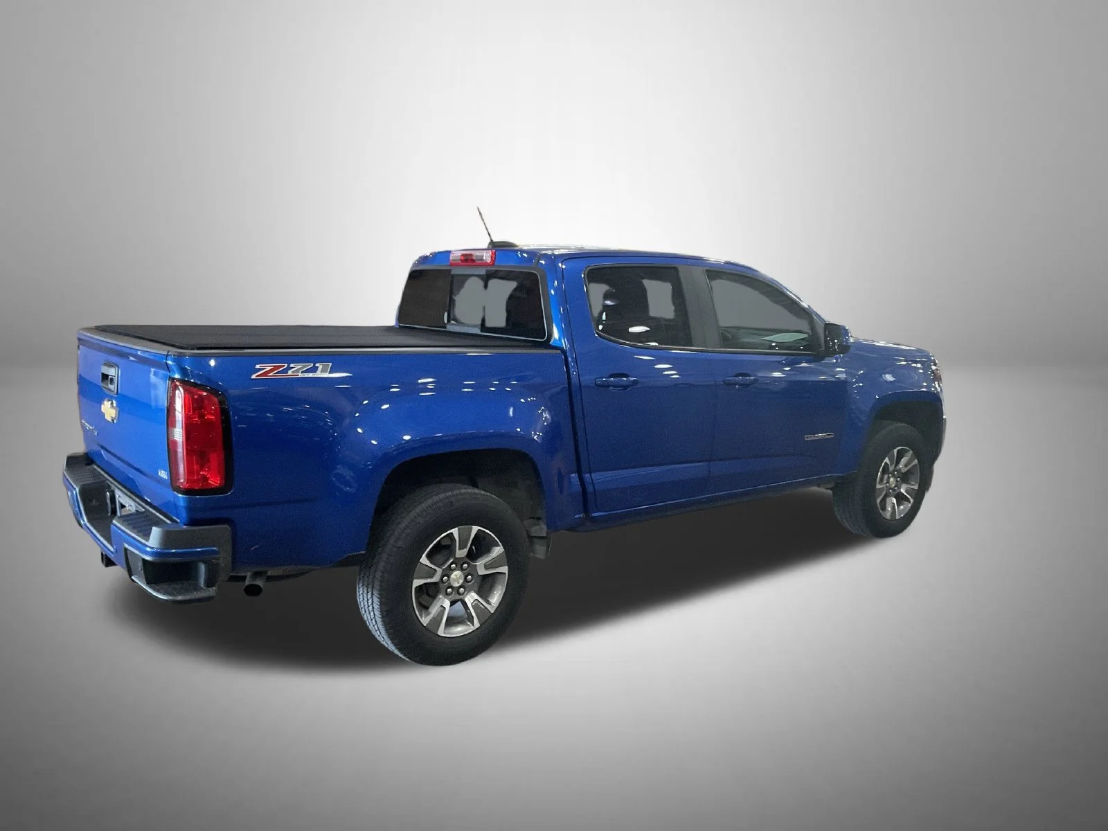 Certified Used 2019 Blue Chevrolet Z71 image 3