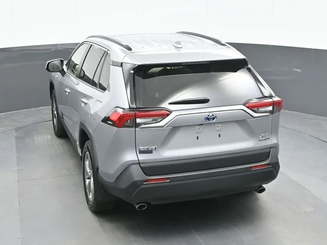 Used 2021 Silver Toyota XLE Premium image 10