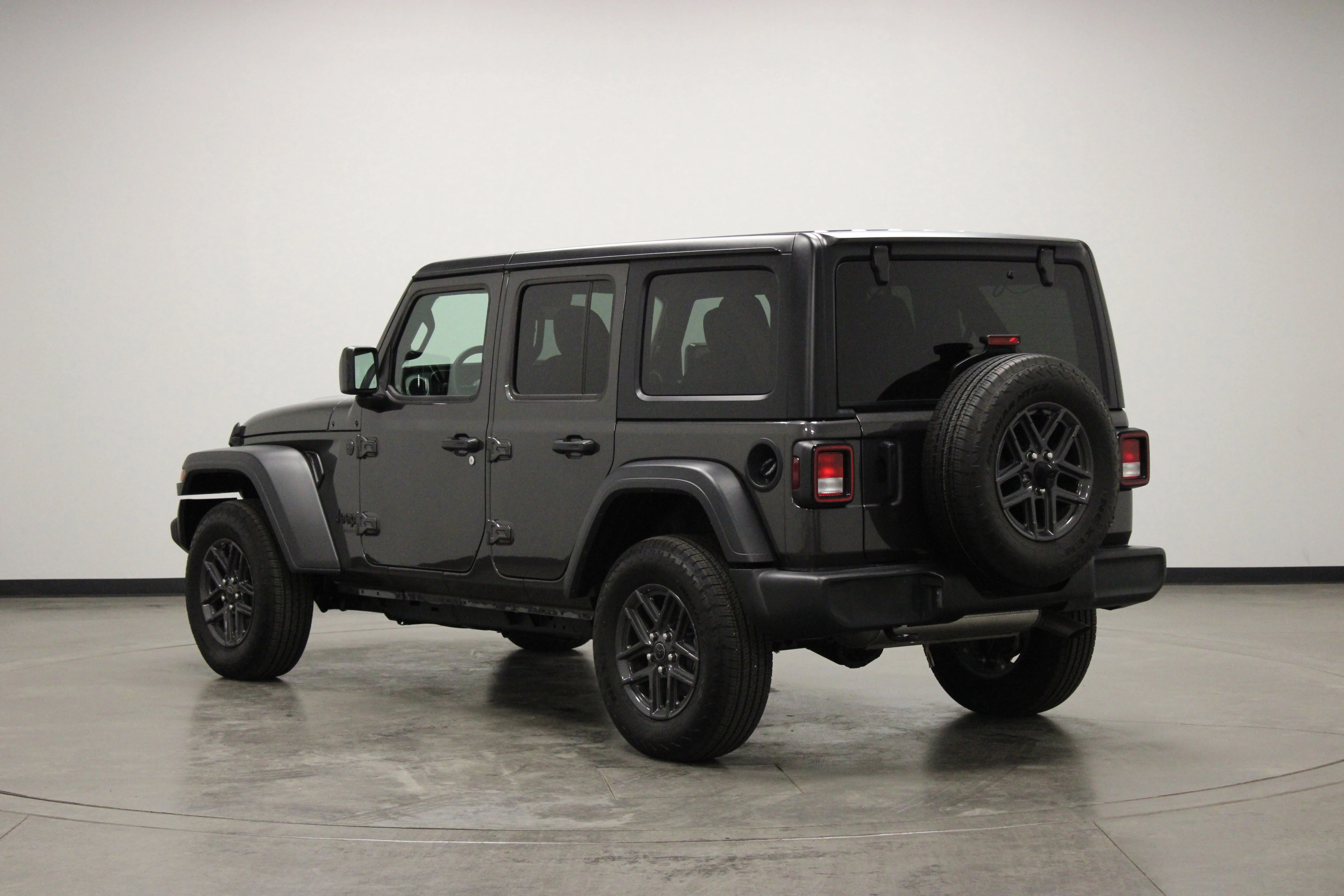 Used 2025 Granite Crystal Metallic Clearcoat Jeep Sport S image 6