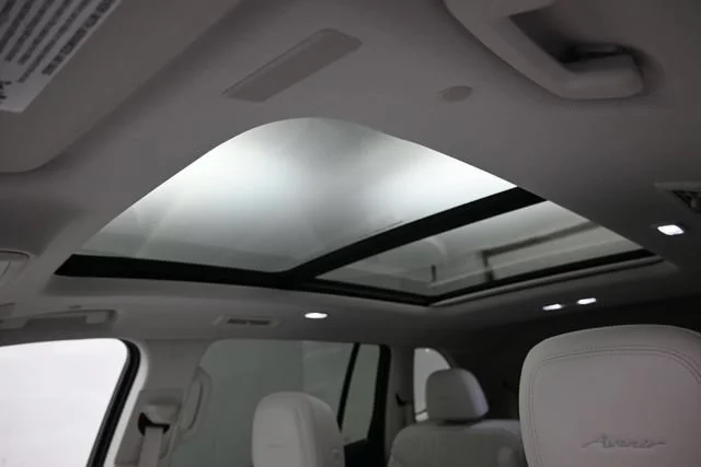 Used 2025 White Frost Tricoat Buick Avenir image 19