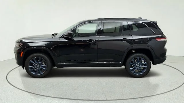 New 2026 Diamond Black Crystal Pearlcoat Jeep  image 7