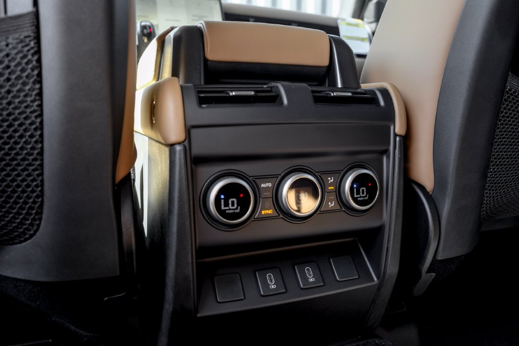 2026 Land Rover Defender X-Dynamic SE - Photo 18