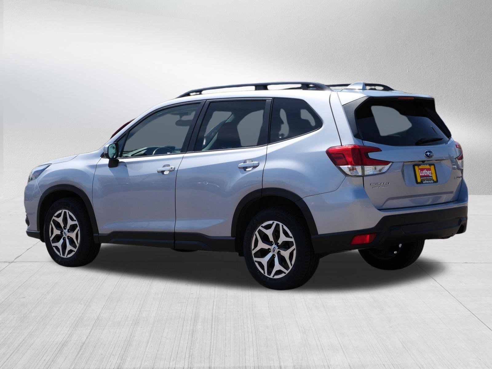 Used 2022 Ice Silver Metallic Subaru Premium image 5
