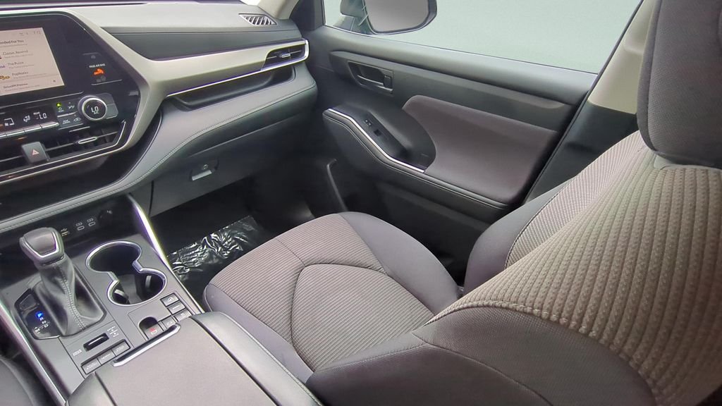 2024 Toyota Highlander LE - Photo 13