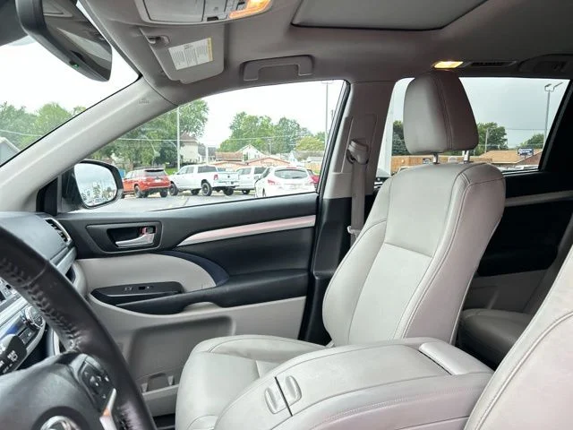 Used 2017 Shoreline Mist Toyota XLE image 34