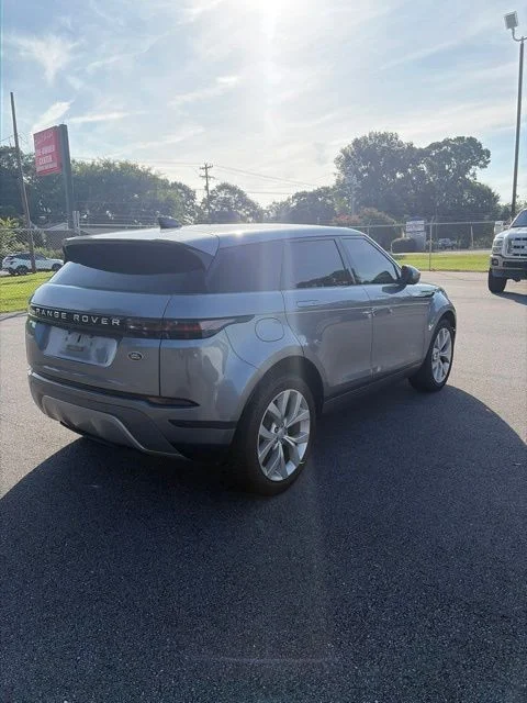 Used 2021  Land Rover SE image 4