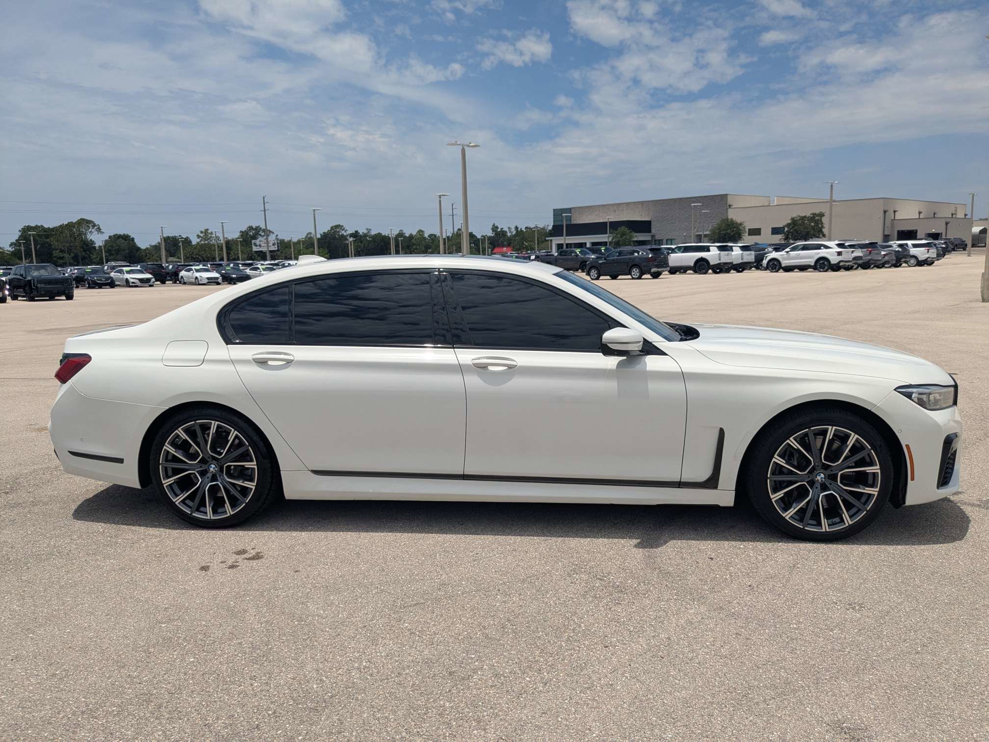 Used 2022 Alpine White BMW 750i xDrive image 4